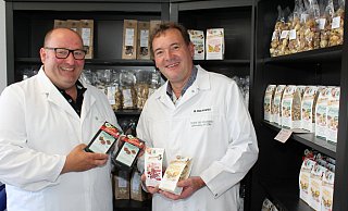 Die beiden Ingenieure für Lebensmitteltechnologie André Fuschs und Markus Blachowski vereinen Metzger- und Bäckerhandwerk, um exklusive Hunde-Snacks zu produzieren. - Sandra Castrup (LZ)