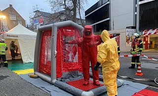 CSA Dekontamination der Einsatzkräfte. - Nele Keunecke/Feuerwehr Bad Salzuflen CSA Dekontamination der Einsatzkräfte. - Nele Keunecke/Feuerwehr Bad Salzuflen
