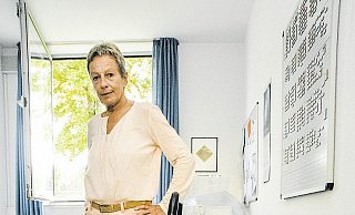 Claudia Hädrich kann derzeit in ihrem Büro nicht arbeiten. Ein Gerät sorgt dafür, dass die Feuchtigkeit weicht. - Karin Prignitz Claudia Hädrich kann derzeit in ihrem Büro nicht arbeiten. Ein Gerät sorgt dafür, dass die Feuchtigkeit weicht. - Karin Prignitz