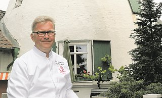 Holger Lemke präsentiert die Lachsforelle auf der Sonnenterrasse der Windmühle. - Anke Groenewold