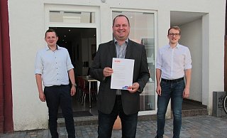 Die Sozialdemokraten (von links) Julien Thiede, Arne Brand und Lasse Huxoll präsentieren das Wahlprogramm. Bald ist es auch auf der Homepage der SPD zu finden. - Carolin Brokmann-Förster Die Sozialdemokraten (von links) Julien Thiede, Arne Brand und Lasse Huxoll präsentieren das Wahlprogramm. Bald ist es auch auf der Homepage der SPD zu finden. - Carolin Brokmann-Förster