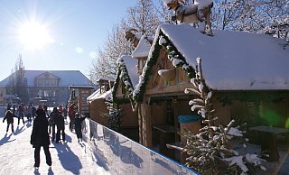 Wer Lust hat, schnappt sich seine Schlittschuhe (oder leiht sich welche aus) und dreht eine Runde auf der Eisbahn in der Lemgoer Innenstadt. - Lemgo Marketing
