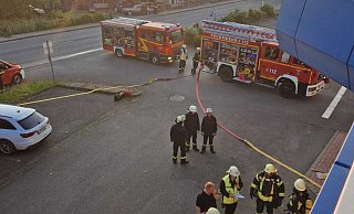 Die Löschgruppen Kalldorf und Erder wurden zu einer Einsatzübung an das ehemalige Meyra-Verwaltungsgebäude gerufen. - Feuerwehr Kalletal