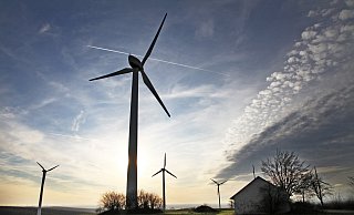 Windkraftanlagen, hier bei Kempenfeldrom, geben oft auch ein schönes Fotomotiv ab. Was ihre Mindestabstände zu bestehender Bebauung angeht, kann es oft kniffelig für die Stadtverwaltung werden, weil es wiedersprüchliche Vorgaben gibt und Gerichte unterschiedliche entscheiden. - Archivfoto: Bernhard Preuß