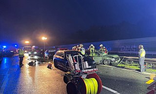 Feuerwehr und Polizei stehen an der Unfallstelle auf der Autobahn 2. - Christian M&uuml;ller/Westfalennews/dpa
