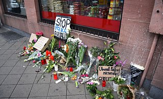 Gedenken am 3. Mai 2022 nach dem tödlichen Polizeieinsatz in Mannheim. - René Priebe/PR-Video/dpa Gedenken am 3. Mai 2022 nach dem tödlichen Polizeieinsatz in Mannheim. - René Priebe/PR-Video/dpa