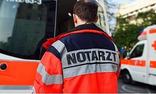 DerFahrer wurde schwer verletzt in ein Krankenhaus nach Bad Pyrmont eingeliefert. - dpa