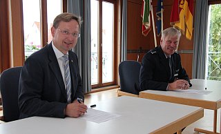 Bürgermeister Dr. Andreas Wulf (links) und Dr. Matthias Wendtland, Leiter der Polizeiwache Detmold, unterzeichnen die Ordnungspartnerschaft. - Nadine Uphoff