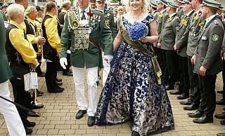 Schreiten das Spalier ab: Das Königspaar „Der Brakeberger" Burkhard I. Dreier und „Die Bedachte" Kathrin I. Klemme. - Wulf Daneyko Schreiten das Spalier ab: Das Königspaar „Der Brakeberger" Burkhard I. Dreier und „Die Bedachte" Kathrin I. Klemme. - Wulf Daneyko