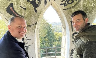 Blick aus dem Kahlenbergturm: Arne Brand (links, Allg. Vertreter Verbandsvorsteher und Leiter Abteilung Zentrale Infrastruktur) und Christopher Kroos (stellv. Leiter der Forstabteilung). - Silke Buhrmester Blick aus dem Kahlenbergturm: Arne Brand (links, Allg. Vertreter Verbandsvorsteher und Leiter Abteilung Zentrale Infrastruktur) und Christopher Kroos (stellv. Leiter der Forstabteilung). - Silke Buhrmester