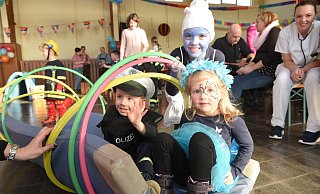 Jonathan und Nola (vorne, von links) haben mindestens so viel Spaß beim Kinderkarneval wie Schlumpf Paulina. - Nicole Ellerbrake Jonathan und Nola (vorne, von links) haben mindestens so viel Spaß beim Kinderkarneval wie Schlumpf Paulina. - Nicole Ellerbrake