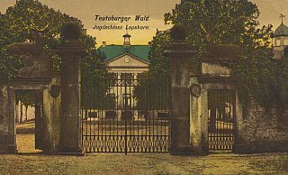 Eine alte Postkarte zeigt Schloss Lopshorn, wie es früher einmal aussah. Heute erinnert nur noch ein Gedenkstein auf dem Truppenübungsplatz an das Gestüt. - Wikimedia