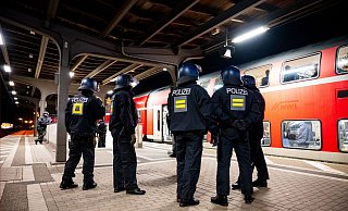 Viele der Fans mussten stundenlang in dem Zug ausharren, bis sie kontrolliert wurden. - dpa Viele der Fans mussten stundenlang in dem Zug ausharren, bis sie kontrolliert wurden. - dpa