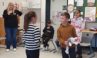 Sylvie Hoffmann leitet Sulea, Nikolai, Damian und Natalia an, damit diese ihre Bedürfnisse selbstbewusst gegenüber einem anderen Kind vertreten. - Stephanie Sieweke