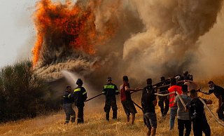 Feuerwehrleute und Freiwillige versuchen ein Feuer in Afidnes, etwa 30 Kilometer von der griechischen Hauptstadt Athen entfernt, zu löschen. - Foto: Marios Lolos/XinHua/dpa Feuerwehrleute und Freiwillige versuchen ein Feuer in Afidnes, etwa 30 Kilometer von der griechischen Hauptstadt Athen entfernt, zu löschen. - Foto: Marios Lolos/XinHua/dpa