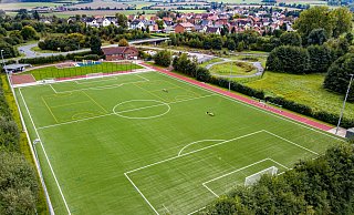 Die Sportanlage in Langenholzhausen mit Kunstrasenspielfeld, Laufbahn und Sporthaus – auch sie sind in der digitalen Sportstättenverwaltung der Gemeinde Kalletal enthalten. - Gemeinde Kalletal Die Sportanlage in Langenholzhausen mit Kunstrasenspielfeld, Laufbahn und Sporthaus – auch sie sind in der digitalen Sportstättenverwaltung der Gemeinde Kalletal enthalten. - Gemeinde Kalletal