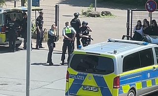 Die Polizei stellt sich am Schulzentrum Lohfeld auf. - Oliver Tölle