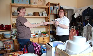 Mitarbeiterin Maria Gofferberg und Leiterin Nicole Albrecht füllen noch regelmäßig die Verkaufsregale mit Haushaltswaren im Arbeitslosenzentrum auf. Doch schon im Frühjahr werden sie die Waren an das Sozialkaufhaus abgeben. Dann ist das ALZ nur noch für die Erwerbslosenberatung zuständig. - Seda Hagemann
