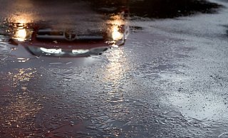 Straßenglätte führte vermutlich zu dem Unfall mit hohem Sachschaden. - dpa-tmn Straßenglätte führte vermutlich zu dem Unfall mit hohem Sachschaden. - dpa-tmn