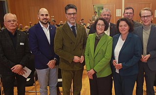 Kandidaten und Einladende (von links): Moderator Thorsten Wagner, Nicolas Sollich (Wirtschaftsjunioren), Robin Wagener (Bündnis 90/Die Grünen), Hauptgeschäftsführerin Corinna Kronsbein (Arbeitgeberverband), Kreishandwerksmeister Mickel Biere, Kerstin Vieregge (CDU), Julien Thiede (SPD) und Torben Hundsdörfer (FDP). - Martin Hostert