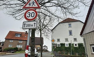 Die Erdersche Straße ist auf einem Teilstück eine 30er-Zone. Nicht zu übersehen ist das Schild "Achtung, Kinder". - Lorraine Brinkmann