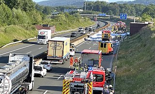 Die Feuerwehr ist seit Stunden mit den Löscharbeiten auf der A33 zwischen Bielefeld und Steinhagen beschäftigt. - Barbara Franke Die Feuerwehr ist seit Stunden mit den Löscharbeiten auf der A33 zwischen Bielefeld und Steinhagen beschäftigt. - Barbara Franke