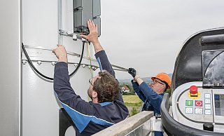 In luftiger Höhe: Marco Kirchner (links) und Gustav von Lessel installieren die Antenne am Campus.  - Stadtwerke Lemgo/Michael Reimer