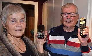 Heidi und Dieter Nehls zählen zu den Leidtragenden einer Telefonstörung an der Breslauer Straße, die seit Anfang Dezember besteht. Betroffen ist die Festnetzverbindung, aber auch der Handyempfang dort ist kaum eine Alternative. - Horst Biere Heidi und Dieter Nehls zählen zu den Leidtragenden einer Telefonstörung an der Breslauer Straße, die seit Anfang Dezember besteht. Betroffen ist die Festnetzverbindung, aber auch der Handyempfang dort ist kaum eine Alternative. - Horst Biere