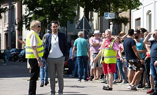 Dialog statt Konfrontation: Bei der Gegendemo zur Mahnwache der Partei „Die Rechte" besprechen sich Organisator Andreas Mickel (links) und Celil Celik (SPD). Rechts sichert derweil Dirk Ahrweiler die Mittelstraße. - Foto: Torben Gocke