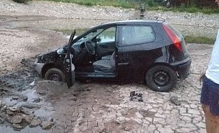 Kurios: Ein Autofahrer ist mit seinem Fiat im ausgetrockneten Teich gelandet. - Verein Tiere im Dorf Kurios: Ein Autofahrer ist mit seinem Fiat im ausgetrockneten Teich gelandet. - Verein Tiere im Dorf