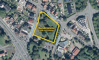 Die SPD hat eine Hundewiese auf dem Eckgrundstück Schützenstraße/Riestestraße in der Nähe des Rathauses und der Kita "Leuchtturm" vorgeschlagen. - Land NRW 2025/Montage: LZ Die SPD hat eine Hundewiese auf dem Eckgrundstück Schützenstraße/Riestestraße in der Nähe des Rathauses und der Kita "Leuchtturm" vorgeschlagen. - Land NRW 2025/Montage: LZ