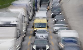 Fahrzeuge stauen sich auf einer Autobahn. - Marcus Brandt/dpa/Symbolbild