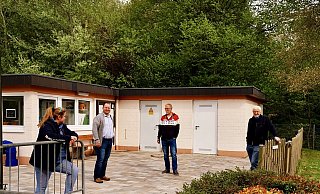 Im Freibad: (von links) Martina Manthey, Arne Brand, Klaus Brakhage und Friedhelm Jasper. - SPD Lemgo Im Freibad: (von links) Martina Manthey, Arne Brand, Klaus Brakhage und Friedhelm Jasper. - SPD Lemgo