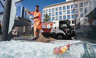Mitarbeiter der Stadtreinigung beseitigen am Morgen vor der Alten Oper Scherben der zertrümmerten Scheiben einer Bushaltestelle. - Foto: Frank Rumpenhorst/dpa