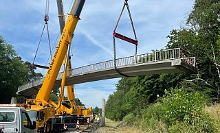Die stark beschädigte Brücke "schwebt" über der Bundesstraße. - Ralph Meyer