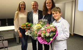 Die ganze Familie im Schlepptau: Tochter Inga, Bürgermeister Mario Hecker, seine Frau Melanie und Sohn Silas sind nach der langen Auszählung glücklich über das klare Ergebnis.  - Janet König