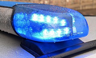 Ein Streifenwagen der Polizei steht mit eingeschaltetem Blaulicht an einem Einsatzort. - Carsten Rehder/dpa/Symbolbild