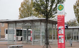 Von der Haltestelle Bahnhof aus startet auch der Bus Richtung Hameln. In Zukunft vielleicht sogar häufiger als bislang. - Carolin Brokmann