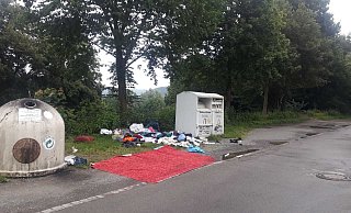 Wer auch immer die Kleider aus dem Container gezerrt hat, hat sie wahllos liegen lassen. Foto: Carsten Beine - Carsten Beine Wer auch immer die Kleider aus dem Container gezerrt hat, hat sie wahllos liegen lassen. Foto: Carsten Beine - Carsten Beine