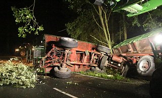 Bei einem Unfall mit einem Getreide-Anhänger kippen 30 Tonnen Feldfrucht auf die Straße. - Burkhard Battran