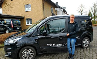Stefanie Quabus vor einem ihrer Dream-Liner, mit dem sie auch Taxifahrten erledigt. Jetzt verhinderte ihr umsichtiges Eingreifen, dass eine Seniorin aus Helpup Opfer des Enkeltricks wurde. - Gunter Held Stefanie Quabus vor einem ihrer Dream-Liner, mit dem sie auch Taxifahrten erledigt. Jetzt verhinderte ihr umsichtiges Eingreifen, dass eine Seniorin aus Helpup Opfer des Enkeltricks wurde. - Gunter Held
