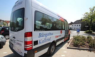 Der Bürgerbus Kalletal steht auf dem Parkplatz hinter dem Rathaus. Wann er wieder fährt, ist unklar. Doch nicht nur Corona stört den Betrieb. Auch die Gefahr, dass die Fahrer den Bus mit ihren Führerscheinen nicht mehr fahren dürfen, bereitet dem Verein Sorgen.  - Jens Rademacher