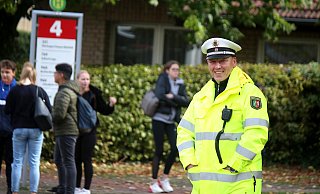 Präsenz: Oberkommissar Daniel Dreyer steht am Kreisverkehr an der Grundschule Nord. Allein weil der Bezirksbeamte da ist, werden die Behindertenparkplätze nicht zugestellt. - Thomas Dohna Präsenz: Oberkommissar Daniel Dreyer steht am Kreisverkehr an der Grundschule Nord. Allein weil der Bezirksbeamte da ist, werden die Behindertenparkplätze nicht zugestellt. - Thomas Dohna