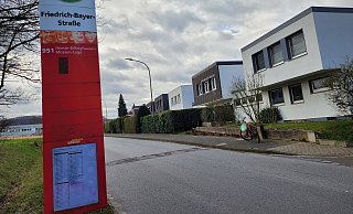 Oberhalb fehlt ein Stück Radweg an der Friedrich-Bayer-Straße in Richtung Hellweg. Ab der Einmündung Hiddentruper Straße gibt es bereits ein Stück Radweg, das allerdings nicht in gutem Zustand ist. - Nadine Uphoff