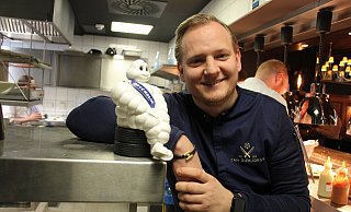 Jan Diekjobst bleibt Lippes erster und einziger Sternekoch. Zum zweiten Mal hat er die hohe Auszeichnung des Guide Michelin verteidigt. - Janet König