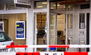 Geldautomatensprenger haben in der Horner Mittelstraße eine Spur der Verwüstung hinterlassen. Ziel der mutmaßlichen Täter war eine SB-Filiale der Deutschen Bank. - Raphael Bartling