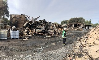 Berge von verbranntem Schutt: Feuerwehr-Pressesprecher Daniel Hobein steht auf dem Einsatzgelände an der Ladestraße. Das gesamte Material ist Fall für den Sondermüll. - Thomas Reineke Berge von verbranntem Schutt: Feuerwehr-Pressesprecher Daniel Hobein steht auf dem Einsatzgelände an der Ladestraße. Das gesamte Material ist Fall für den Sondermüll. - Thomas Reineke