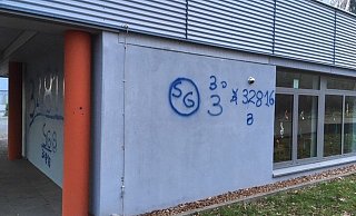 Nach den Ferien wurden auf dem Schulhof Farbschmierereien aufgefunden. - Jörg Bierwirth Nach den Ferien wurden auf dem Schulhof Farbschmierereien aufgefunden. - Jörg Bierwirth