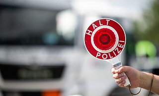 Ein Polizist hält bei einer Verkehrskontrolle eine Polizeikelle in der Hand. - Jonas Güttler/dpa/Symbolbild Ein Polizist hält bei einer Verkehrskontrolle eine Polizeikelle in der Hand. - Jonas Güttler/dpa/Symbolbild