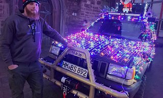 Christopher Batty-Smith hat seinen Jeep in ein "Weihnachtsmobil" verwandelt. - Michaela Weiße Christopher Batty-Smith hat seinen Jeep in ein "Weihnachtsmobil" verwandelt. - Michaela Weiße